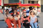 Touristes visitant le vieux quartier de Hanoi. Photo: VNA