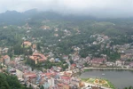 Le petit bourg de Sa Pa dans les nuages. Photo : VNA