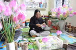 Huê: découverte d'un métier artisanal de fabrication de fleurs en papier