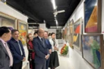 L'ambassadeur du Vietnam en France et les délégués à l'exposition. Photo: VNA