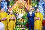 Le Premier ministre présente ses vœux à l’occasion de la Journée du Vesak. Photo: VNA
