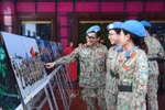 Exposition de photos sur le thème « Les femmes militaires vietnamiennes dans les opérations de maintien de la paix des Nations Unies ». Photo: VNA