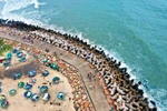 La plage rocheuse d'Ong Dia est en train de devenir une destination préférée des jeunes, notamment des passionnés de photographie. Photo: VNA