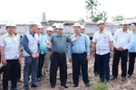 Le Premier ministre Pham Minh Chinh est sur le chantier du projet d'autoroute Can Tho-Ca Mau. Photo : VNA