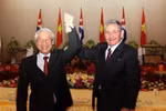 Le secrétaire général Nguyen Phu Trong (gauche) et le général Raul Castro Ruz, premier secrétaire du Comité central du Parti communiste cubain, président du Conseil d'État et du Conseil des ministres de Cuba, le 8 juillet 2012 à Hanoï. Photo: VNA