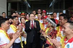 Le président de l’Assemblée nationale, Tran Thanh Man rencontre des donneurs de sang volontaires exemplaires. Photo: VNA