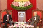 Le leader du PCV Nguyên Phu Trong reçoit le Premier ministre mozambicain
