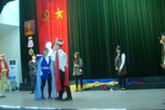 Des étudiants vietnamiens présentent le spectacle Amphitrychou