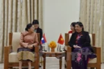 La vice-présidente de l’AN Tong Thi Phong rencontre la présidente de l’AN du Laos