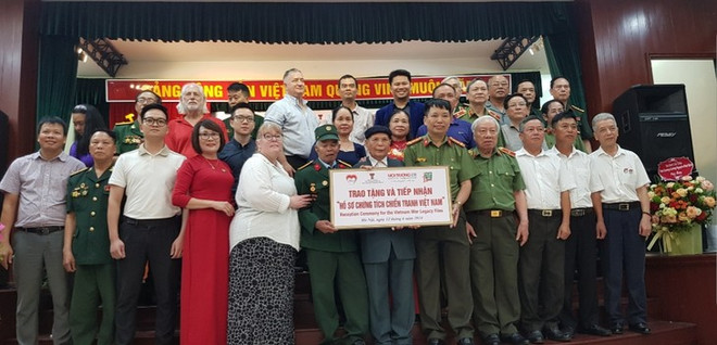 Deuxième remise du dossier des vestiges de la guerre du Vietnam en juin 2024. Photo: VOV dossier des vestiges de la guerre.jpg