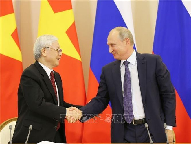 Le secrétaire général du Parti communiste du Vietnam Nguyên Phu Trong avec le président russe Vladimir Poutine, à Sotchi, en Russie, le 6 septembre 2018. Photo: VNA poutine.jpg