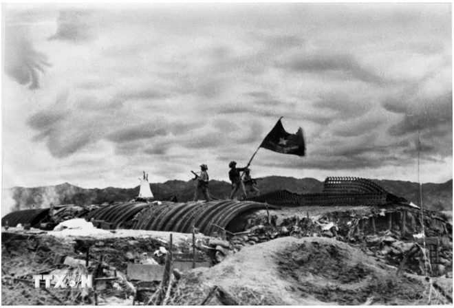 Dans l'après-midi du 7 mai 1954, le drapeau "Déterminé à se battre, déterminé à gagner" flotte sur le toit du QG De Castrie. Photo:archivesDans l'après-midi du 7 mai 1954, le drapeau "Déterminé à se battre, déterminé à gagner" flotte sur le toit du QG De Castrie. Photo d'archive: VNA dbp vna.JPG