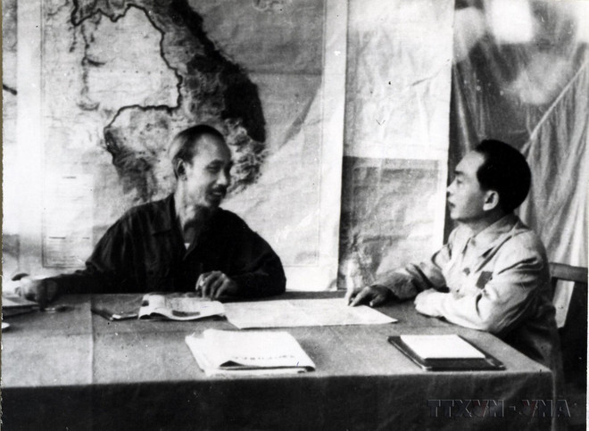 Le président Hô Chi Minh (gauche) chargea le général Vo Nguyên Giap d'étudier le plan opérationnal et d'ouvrir la campagne de Diên Biên Phu. Photo d'archive: VNA Président Hô Chi Minh.jpg