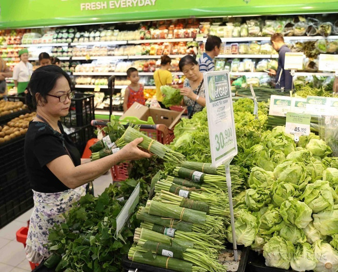 Le système de supermarchés BigC se coordonne avec les fournisseurs de marchandises pour proposer des emballages respectueux de l'environnement. Photo : VNA BigC.jpg