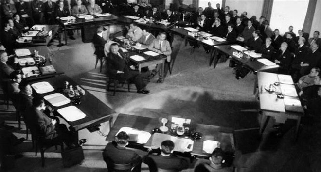 Ouverte un jour après la victoire de Diên Biên Phu voici 70 ans, la conférence de Genève s’est terminée par l’adoption des accords rétablissant la paix en Indochine. Photo d'archive: VNA Conférence de Genève.jpg