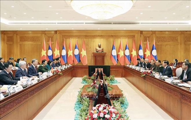 Le président vietnamien Tô Lâm s’entretient avec le secrétaire général et président lao Thongloun Sisoulith, à Vientiane, le 11 juillet. Photo : VNA Thongloun Sisoulith.jpg