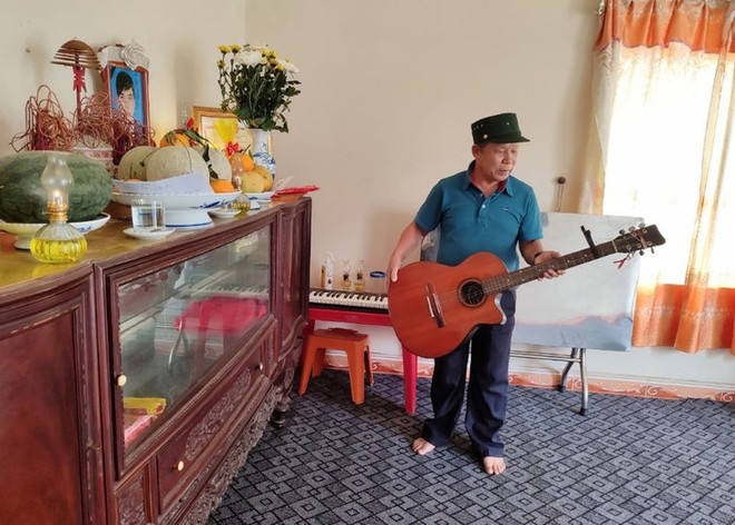 Duong Quang Dông conserve toujours les souvenirs laissés par son fils. Photo: VOV Duong Quang Dông.jpg