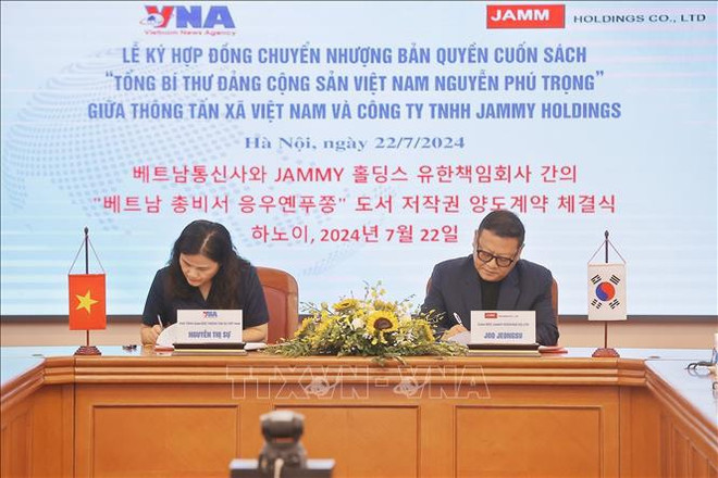 La directrice générale de la VNA, Nguyên Thi Su, et le PDG de la SARL Jammy Holdings, Joo Jeongsu, lors de la cérémonie de signature de l’accord. Photo: VNA nguyen thi su.jpg