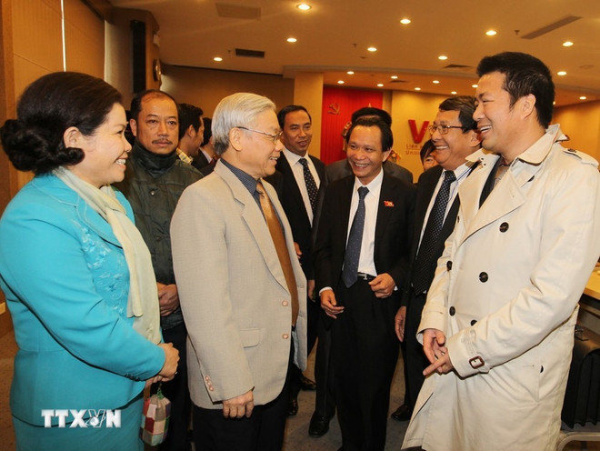Le secrétaire général Nguyen Phu Trong avec des entrepreneurs et des entreprises vietnamiennes, à Hanoi, le 17 décembre 2011. Photo : VNA Hảo Đạt.jpg