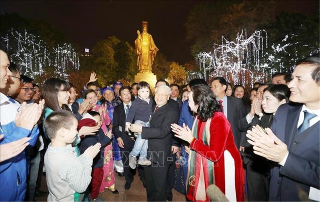 Le secrétaire général Nguyên Phu Trong à la rencontre des habitants de Hanoi devant la statue Ly Thai Tô, au bord du lac Hoàn Kiêm, dans la soirée du 15 février 2018. Photo : VNA nguyen phu trong tet mau tuat.jpg