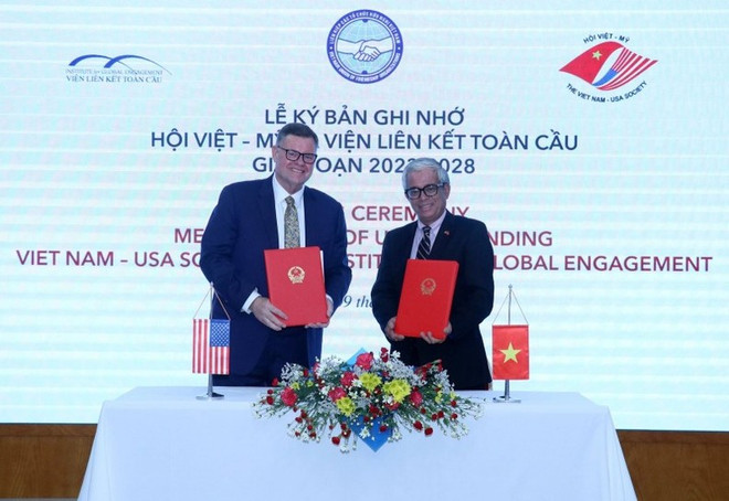 Le président de l'Institute for Global Engagement, Bob Roberts (à gauche), et le président de l'Association Vietnam - États-Unis, Pham Quang Vinh, lors de la signature de la note de mémorandum pour la période 2023 - 2028, le 09 novembre 2023.Photo : Union des Organisations d'amitié du Vietnam. Bob Roberts.jpg
