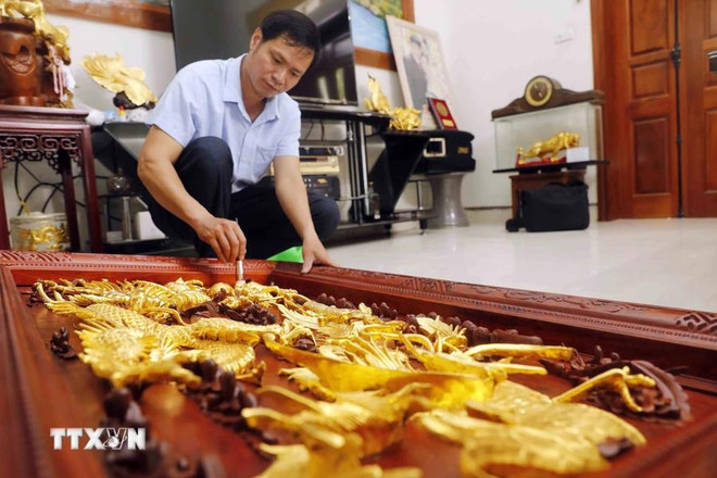 L’artisan Nguyên Van Hiêp à l’œuvre. Photo : VNA nguyen van hiep.webp