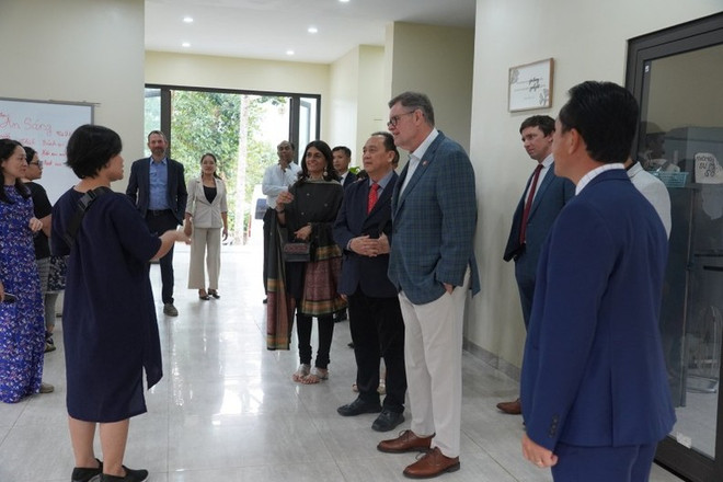 La délégation des pasteurs évangéliques internationaux visite le groupe de prière évangélique Aquila au district de Quôc Oai à Hanoi. Photo : Union des Organisations d'amitié du Vietnam. délégation des pasteurs évangéliques internationaux.jpg