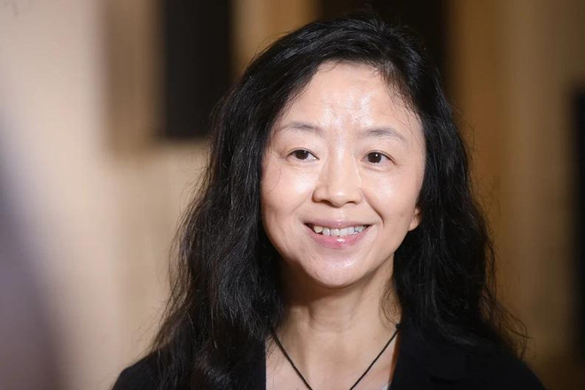 La professeure Yafang Cheng, directrice du Département de Chimie des Aérosols.Photo : nhandan.vn Yafang Cheng.webp