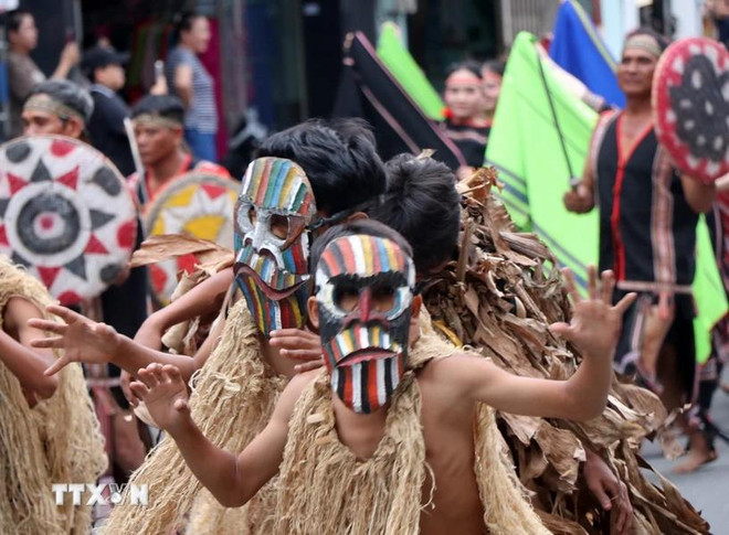 Le festival de rue crée une atmosphère joyeuse et enthousiaste. Photo: VNA Kon Tum 2.webp