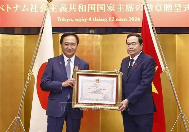 Le président de l’Assemblée nationale du Vietnam Trân Thanh Mân (à droite) remet l’Ordre de l’amitié du président vietnamien au gouverneur de la préfecture de Kanagawa Kuroiwa Yuji Kuroiwa. Photo: VNA Tran Thanh Man Yuji Kuroiwa.webp