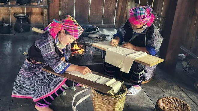 La diversité des cultures ethniques combinée à la beauté des monuments et des paysages a créé les conditions nécessaires au développement rapide du tourisme à Than Uyên. Photo : NDEL diversité des cultures ethniques.jpg