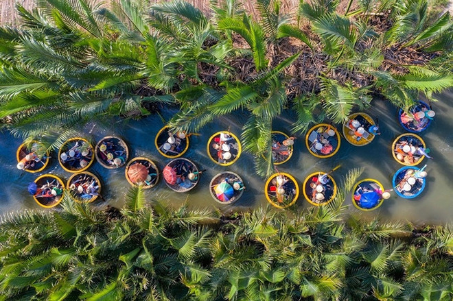 La journaliste américaine recommande notamment d'embarquer pour une balade en bateau-panier à travers la forêt de cocotiers de Bay Mau. Photo: giaoducthoidai balade en bateau-panier.jpg