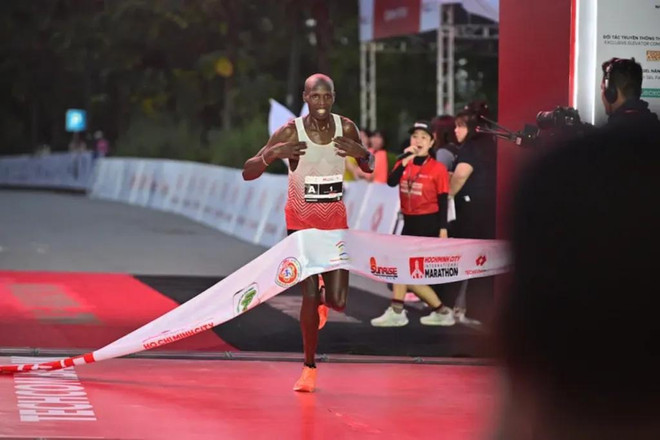 Edwin Kiptoo franchit la ligne d'arrivée. Photo: CVN Edwin Kiptoo.webp