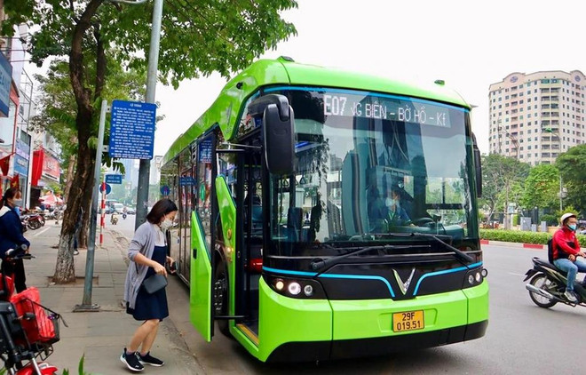 Une passagère sur le point de monter dans un bus électrique desservant la ligne E07. Photo: VNA E07.webp