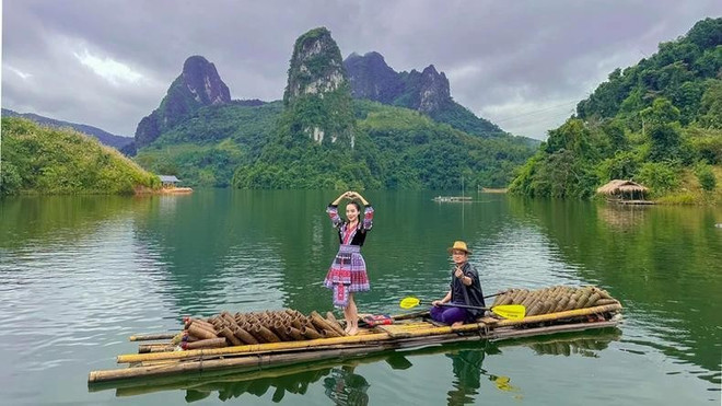 La zone centrale de la baie de Pa Khom abrite des maisons flottantes tranquilles où les visiteurs peuvent se détendre et participer à des activités nautiques. Photo : NDEL zone centrale de la baie de Pa Khom.jpg
