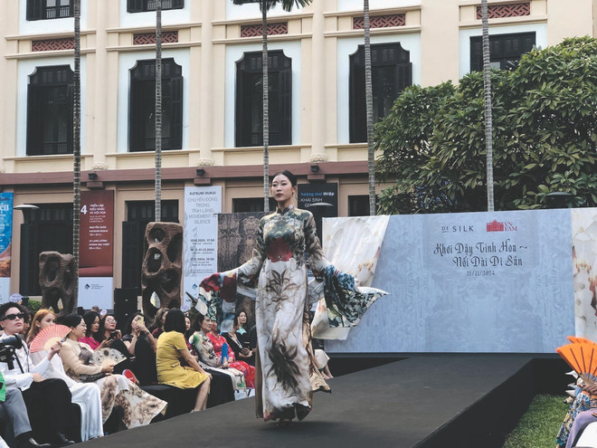 Le modèle "Tuôi xuân" (Jeunesse) s’inspire de la peinture à l’huile "Hai thiêu nu và em be" (Deux jeunes femmes et un enfant) du peintre Tô Ngoc Vân. Photo : VNA modèle Jeunesse.jpg