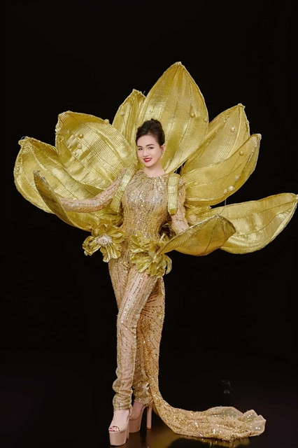 La reine de beauté se démarque parmi les 30 finalistes avec son costume national inspiré de la fleur de lotus et des traditions vietnamiennes. Photo nld.vn reine de beauté.jpg