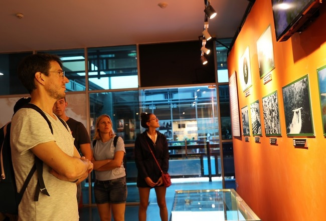Les visiteurs internationaux au Musée des vestiges de guerre à Hô Chi Minh-Ville. Photo: VNA Musée des vestiges de guerre à Hô Chi Minh-Ville.jpg