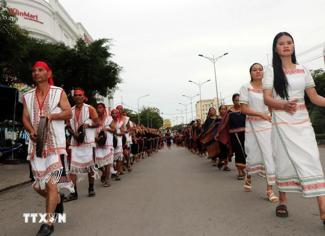 Plus de 1.000 artistes ont participé au festival de rue. Photo: VNA Kon Tum 4.webp