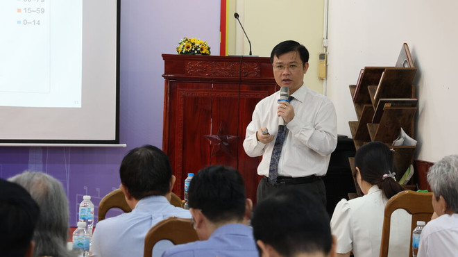 Le professeur associé Nguyên Van Tân, chef du Département de gériatrie (Université de médecine et de pharmacie de Hô Chi Minh-Ville) partage les défis de santé pour la vieillissement de population. Nguyên Van Tân.JPG