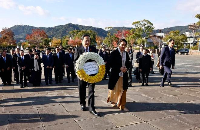 Le président de l’ANV, Trân Thanh Mân, son épouse et la délégation de haut rang de l’Assemblée législative vietnamienne ont déposé une gerbe à la mémoire des victimes de la bombe atomique de Nagasaki au Parc de la Paix. Photo : VNA Tran Thanh Man et son épouse.webp
