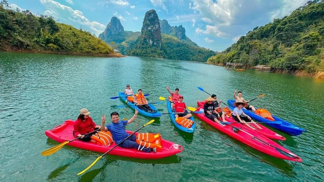 Les visiteurs profitent d'activités nautiques dans les eaux bleues fraîches. Photo : NDEL Pa Khom.jpg