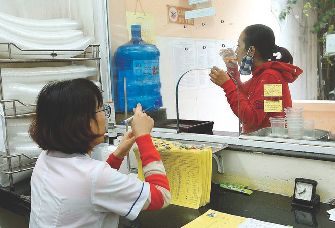 Distribution de médicaments antirétroviraux à Hanoï. Photo : VNA Distribution de médicaments antirétroviraux à Hanoï.jpg