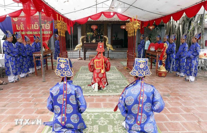 Lors d’une cérémonie de culte du fondateur du métier de dorure à la feuille d’or et d’argent du village de Kiêu Ky. Photo : VNA kieu ky.webp