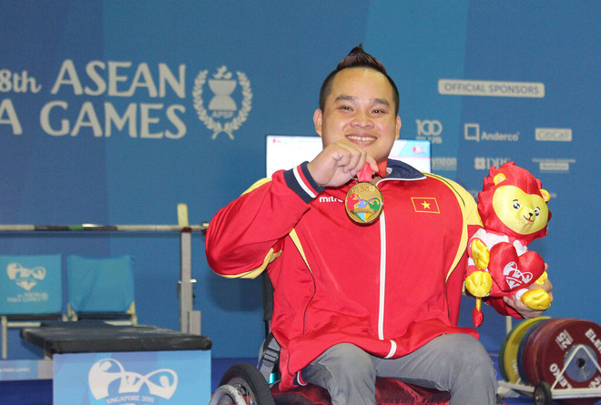 Le powerlifteur Nguyên Binh An (-54 kg) a battu le record des Jeux paralympiques d’Asie à deux reprises. Photo : VNA Nguyên Binh An.jpg