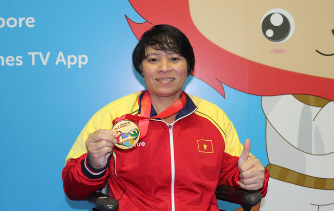 La powerlifteur Châu Hoàng Tuyêt Loan a battu à dix reprises son propre record aux Jeux paralympiques d’Asie du Sud-Est. Photo : VNA Châu Hoàng Tuyêt Loan.jpg