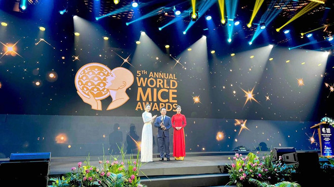 Le représentant du service du tourisme de Hô Chi Minh-Ville reçoit le prix Asia's Best Trade Show 2024. Photo: ITE HCMC Hô Chi Minh-Ville.webp