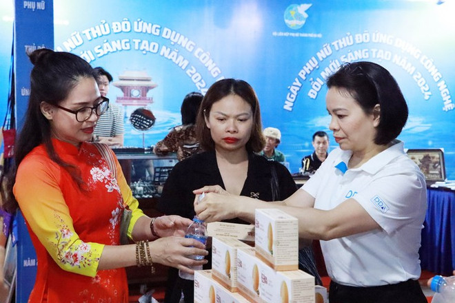 Nguyên Anh Nguyêt (à droite) présente des produits à base de calcium organique issus de coquilles d'œufs. Photo: hanoimoi.vn Nguyên Thi Anh Nguyêt.jpg