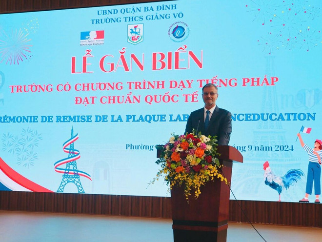 L’ambassadeur de France au Vietnam, Olivier Brochet, prend la parole lors de la cérémonie de remise du LabelFrancÉducation au collège Giang Vo, à Hanoi. Photo : CTV/CVN Olivier Brochet.jpg