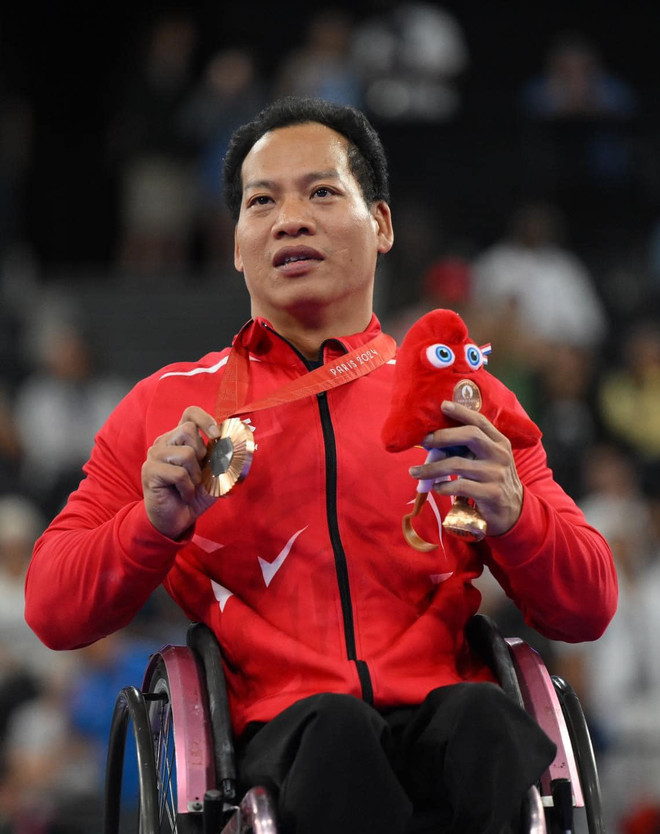 Le para-haltérophilie vietnamien Lê Van Công remporte une médaille de bronze dans la catégorie hommes jusqu’à 49 kg à la Porte de La Chapelle, le 4 septembre. Photo: soha.vn le van cong soha.vn.jpg